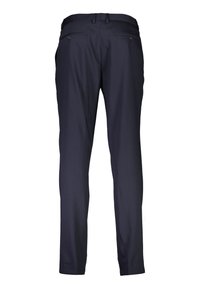 Marineblauwe broek met rechte pasvorm, gemaakt van een gestructureerde stof. Voorzien van twee achterzakken met knoopsluitingen.