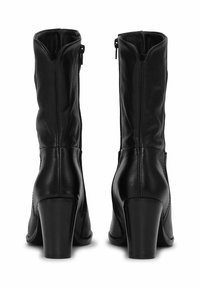 Crne gležnjače od kože s visokim potpeticama, sa patentnim zatvaračem i glatkom teksturom. Blago skupljen dizajn duž stabljike.