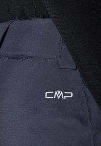 Tamno plava CMP tkanina s glatkom teksturom, koja sadrži istaknuti logo u bijeloj boji. Dizajn uključuje džep sa strane.