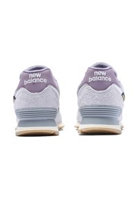 Szare i lawendowe buty do biegania z teksturowaną cholewką z zamszu i siateczki. Posiadają amortyzowaną piętę, białe logo oraz gumową podeszwę z jasnobrązowymi akcentami.