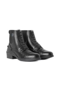 Bottines en cuir noir avec un petit talon, présentant un laçage à l'avant, des accents cousus et des panneaux latéraux élastiques pour un enfilage facile.