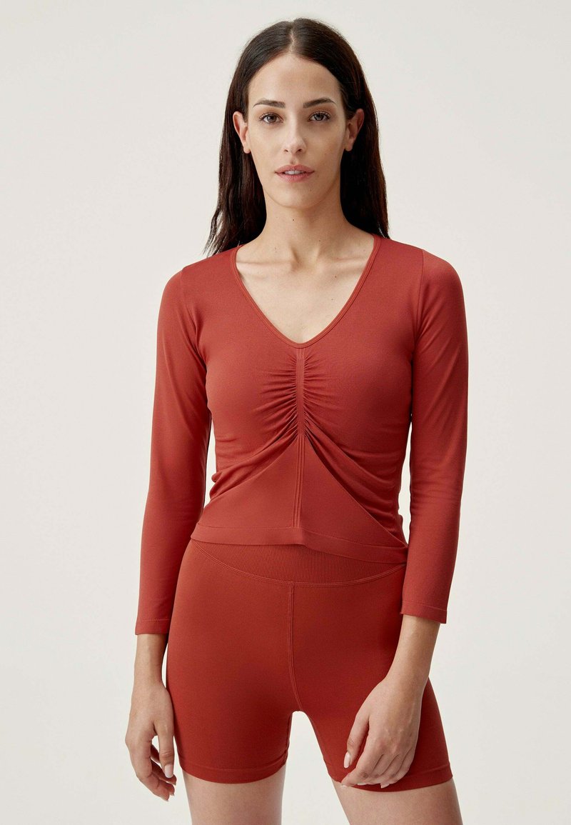 Born Living Yoga Longsleeve rood Born Living Yoga Longsleeve rood