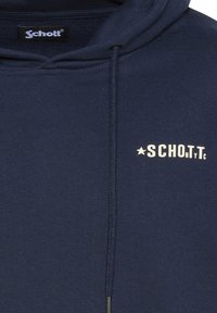 Felpa con cappuccio blu navy realizzata in tessuto morbido, con cappuccio regolabile e testo del logo bianco sul davanti. La trama è liscia e la vestibilità è avvolgente.