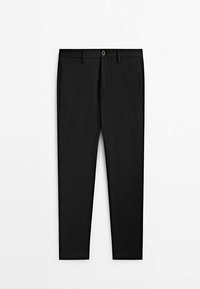 Mustat chinos-housut suorilla lahkeilla, joissa napillinen kiinnitys, vyölenkit ja sivutaskut. Sileä kangas ja minimalistinen muotoilu.