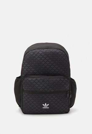 Mochila negra de Adidas con bolsillo frontal con cremallera y patrón completo de trébol en el cuerpo principal y el bolsillo, logo blanco de Adidas en el centro inferior.