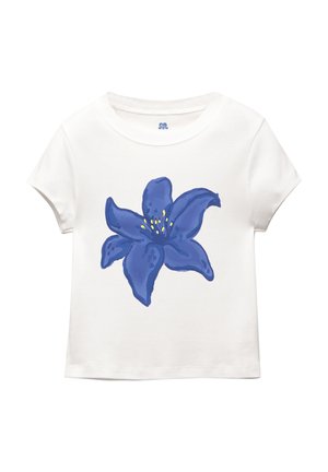 Witte katoenen t-shirt met een grote blauwe bloemenprint met gele accenten, ronde halslijn en korte mouwen.