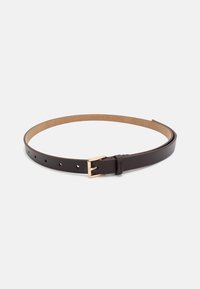 Bruine leren riem met een gladde textuur, voorzien van een rechthoekige goudkleurige gesp en meerdere gaatjes voor verstelbaarheid.