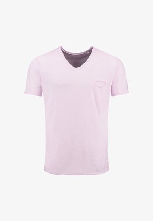 Jasnoróżowy T-shirt z krótkim rękawem w serek, wykonany z miękkiego materiału, z zaokrąglonym dołem i jedną kieszonką na piersi. Teksturowane wykończenie z delikatnymi przetarciami przy dekolcie.