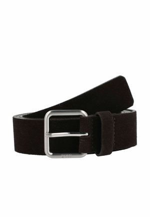 Cinturón de ante negro con hebilla rectangular plateada, grabada con el logo "BOSS", y un lazo de cinturón negro a juego.