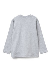 Šedé tričko s dlouhým rukávem a kulatým výstřihem, vyrobené z měkké látky, s jednoduchým designem a bočními rozparky na lemu pro větší pohodlí.