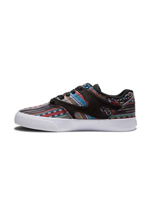 Zapatillas multicolores con un diseño de patrón, que presentan una parte superior de tela con acentos en negro, cordones redondos y una suela de goma blanca.
