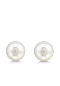 Un paio di orecchini a perla bianca rotondi con superfici lisce e lucide su uno sfondo bianco semplice.