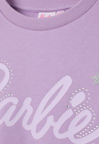 Sudadera morada con cuello acanalado que presenta "Barbie" en rosa pálido y acentos de brillantes plateados, tela texturizada y un detalle de estrella.