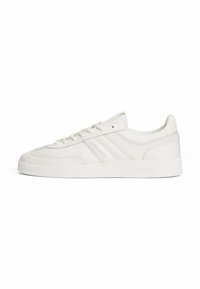 Weißes Leder-Sneaker mit strukturiertem Obermaterial, Logo-Akzenten, abgerundeter Zehenpartie, flachen Schnürsenkeln und einer Gummisohle mit horizontalen Rillen.