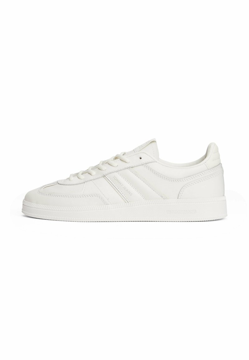 Weißes Leder-Sneaker mit strukturiertem Obermaterial, Logo-Akzenten, abgerundeter Zehenpartie, flachen Schnürsenkeln und einer Gummisohle mit horizontalen Rillen.