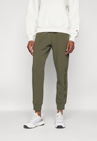 Champion ICONS CUFF PANTS LARGE LOGO - Spodnji deli trenirk - dark green