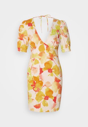 Trumpalaikė gėlių suknelė rožinės spalvos, turinti pūkuotas rankoves, gilų V formos iškirpimą ir akvarelės stiliaus geltonų, oranžinių bei raudonų gėlių raštus.