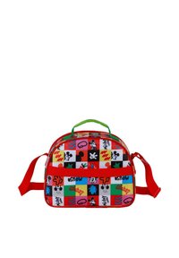 Bolsa roja y verde hecha de tejido duradero, con un patrón a cuadros que incluye personajes de dibujos animados y texto. Incluye correas ajustables y un asa.