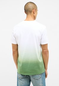 T-shirt z krótkim rękawem w białym kolorze, przechodzący w zieleń na dole. Wykonany z bawełny o gładkiej strukturze, z okrągłym dekoltem i prostym krojem.