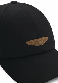 Zwarte baseballpet van katoen met een stijve klep. Voorzien van een getextureerd bruin leren Aston Martin-logo op het voorpaneel.