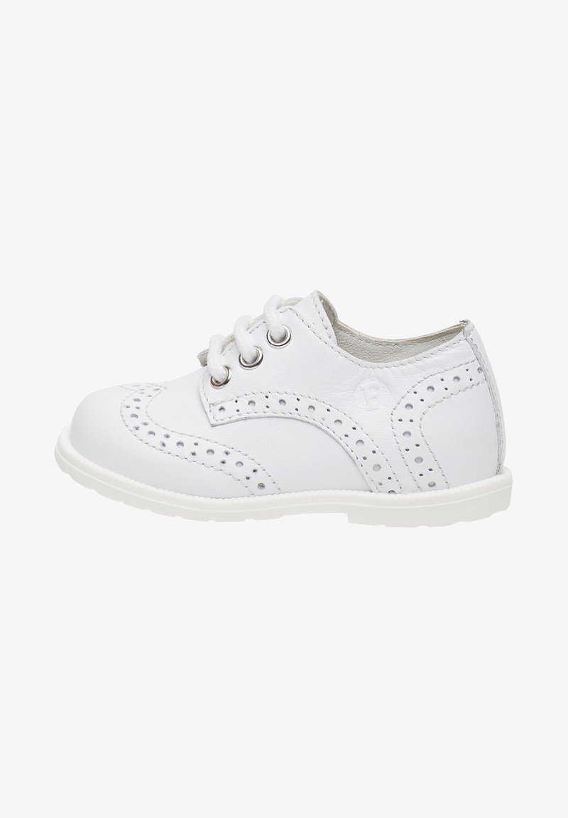 Chaussure en cuir blanc présentant des détails brogue, un bout arrondi, deux œillets et une semelle en caoutchouc blanc texturée. Finition lisse et design classique.