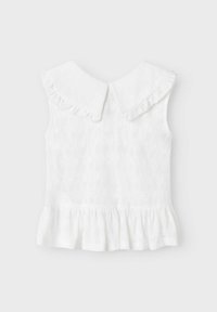 Valge ilma varrukateta top, millel on volangiga krae, tekstureeritud kangas, mis sisaldab peeneid lillemustreid, ja kogutud peplum äär.