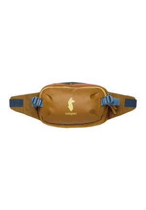 Riñonera marrón fabricada con tela duradera, con un logo dorado y correas ajustables azules. Incluye un compartimento principal con cremallera y superficie texturizada.