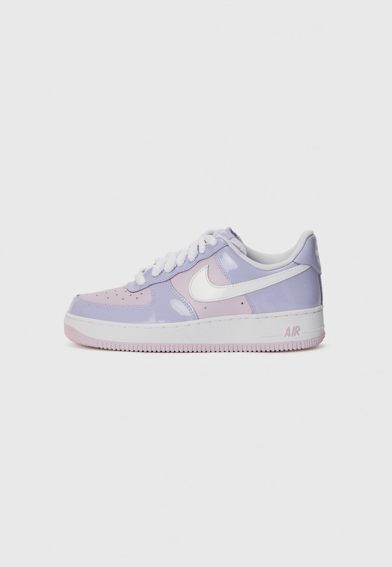 Tenisky Nike Air Force 1 v purpurovej a fialovej lakovanej koži s bielymi akcentmi, vybavené okrúhlymi šnúrkami a textúrovanou gumovou podrážkou.