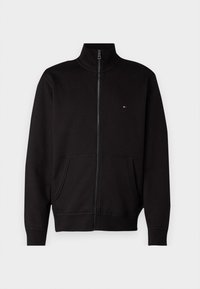 Felpa nera con zip e colletto alto, realizzata in un materiale morbido. Presenta tasche frontali e un piccolo logo sul petto. Vestibilità standard.