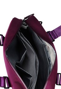 Lila Stofftasche mit Reißverschluss. Das Innere verfügt über graue gefütterte Fächer und Taschen, strukturierte Oberflächen und verstellbare Riemen.