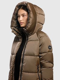 Brūna polsterēta jaka ar lielu kapuci, rāvējslēdzēja aizdari un melnu akcenta logo. Izgatavota no spīdīga materiāla ar šūtiem siltinājuma laukumiem.