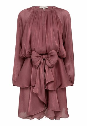 Robe à manches longues couleur rose poudré avec un col froncé, une jupe à volants superposés et un grand nœud noué à la taille.