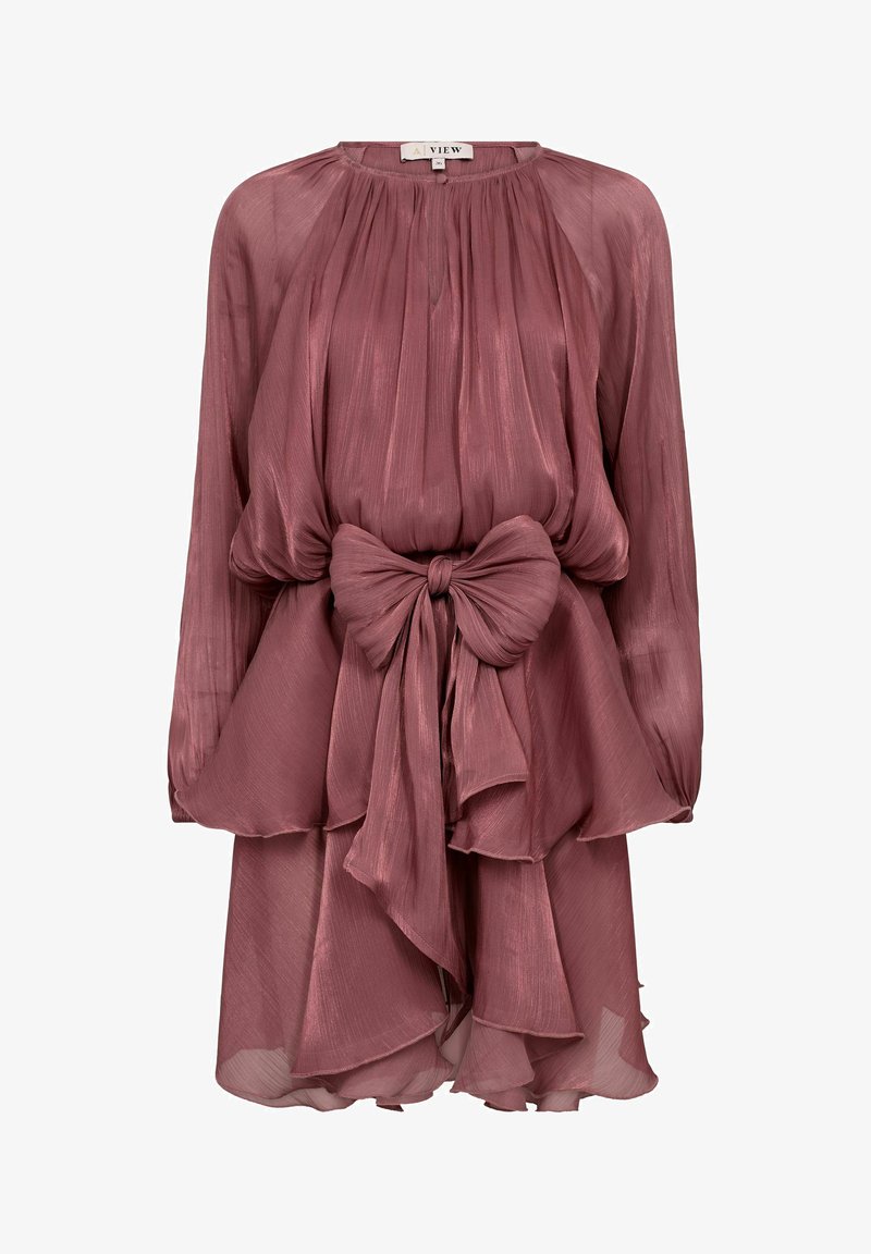 Robe à manches longues couleur rose poudré avec un col froncé, une jupe à volants superposés et un grand nœud noué à la taille.