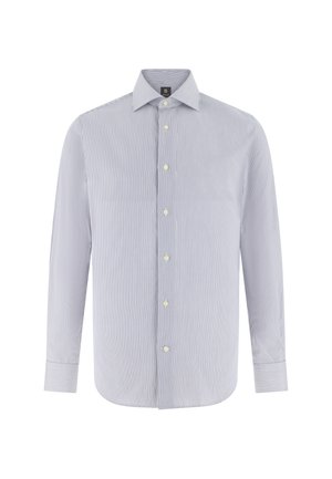 Camisa de manga larga con botones, a rayas verticales en azul claro y blanco, con cuello puntiagudo y puños con botones.