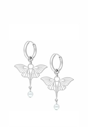 Silberne Creolen mit zarten, schmetterlingsförmigen Anhängern, unter denen jeweils kleine weiße Perlen hängen.