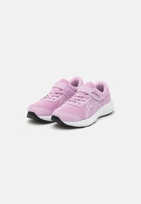 Baskets de sport roses en mesh respirant et en matériau synthétique, dotées d'un col rembourré, d'une sangle réglable et d'une semelle extérieure en caoutchouc.