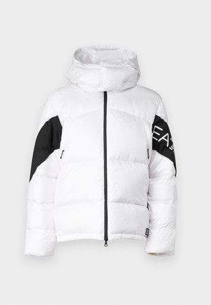 Giacca a vento bianca con cappuccio, caratterizzata da dettagli neri sulle spalle e da un logo. Texture liscia, chiusura con zip davanti e tasche laterali.