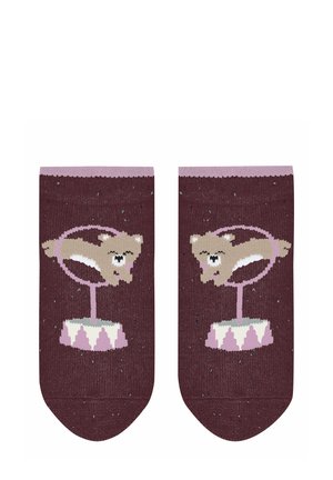 Chaussettes bordeaux avec un motif tricoté représentant un chien sautant sur une plateforme circulaire, soulignées de détails roses et blancs, texture douce.