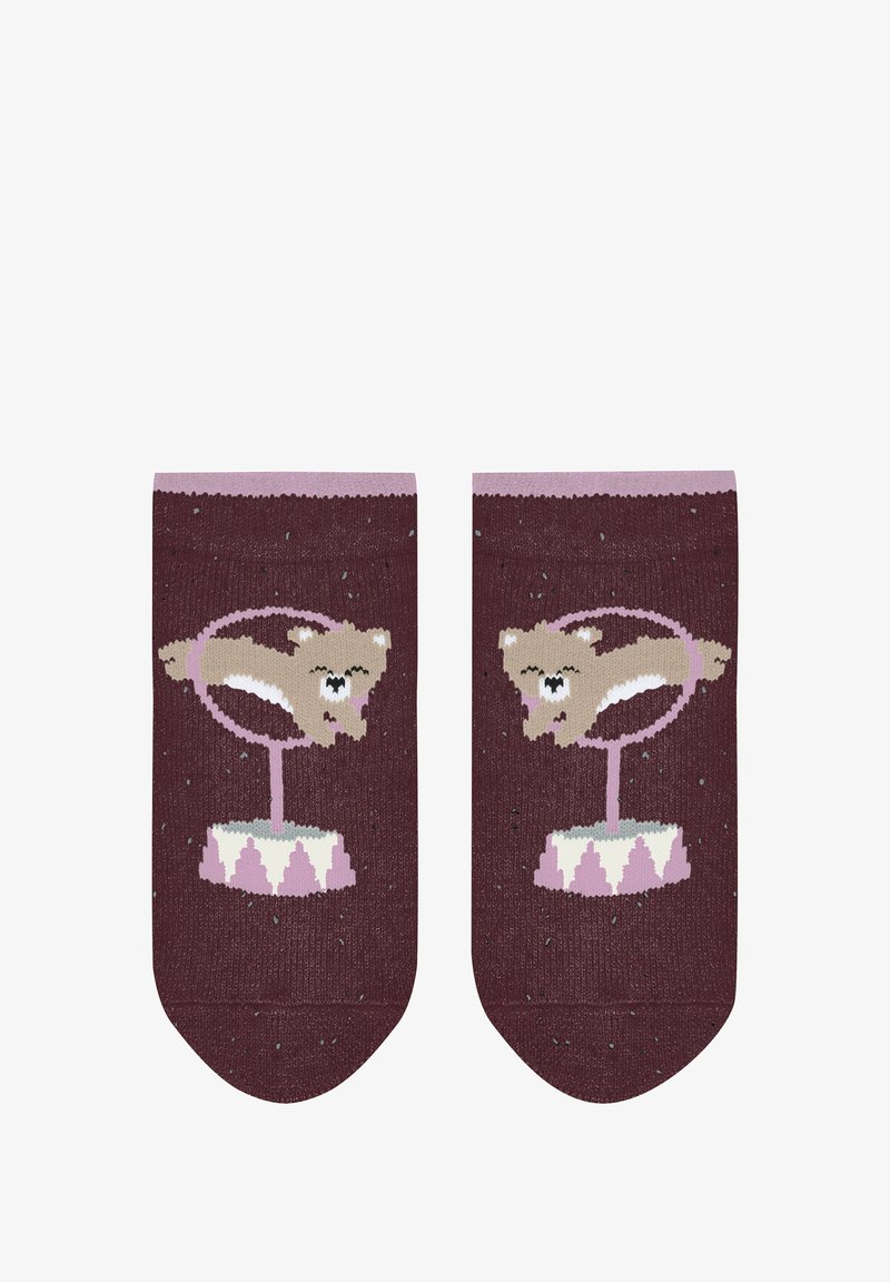 Burgunderfarbene Socken mit einem gestrickten Muster eines springenden Hundes auf einer runden Plattform, akzentuiert mit rosa und weißen Details, weiche Textur.