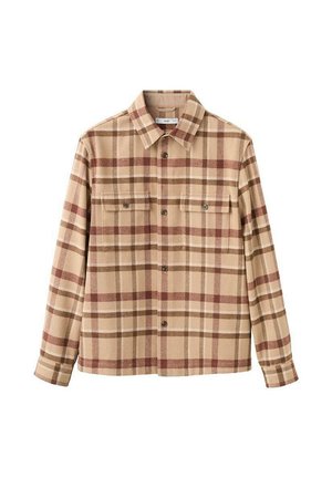 Chemise en flanelle beige avec un motif à carreaux marron et bordeaux, col pointu, manches longues, dotée de deux poches poitrine et d'une fermeture à boutons sur le devant.