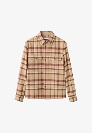 Bež flanelasta košulja s uzorkom kariran u smeđoj i bordo boji, s ovratnikom, dugim rukavima, dvije džepa na prsima i zatvaranjem na gumbe sprijeda.