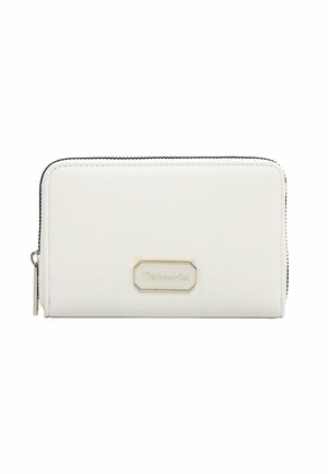 Witte synthetische portemonnee met een gestructureerd oppervlak en een zwarte rits, voorzien van een gouden metalen merklogo op een rechthoekige plaat.