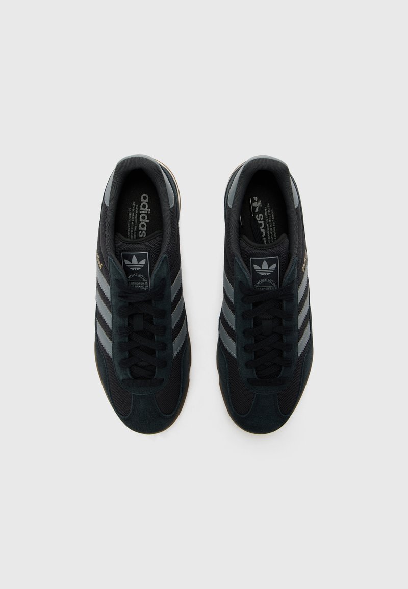 adidas Originals GAZELLE SALA UNISEX - Sneaker low - core black/grey three/gum