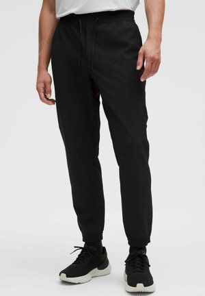 LICENSE TO TRAIN TEXTURED JOGGER REGULAR - Pantalones deportivos - black