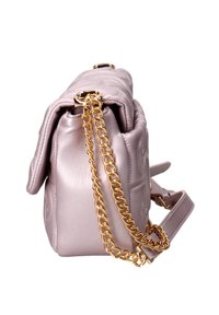 Borsa a tracolla in pelle rosa con design trapuntato, dotata di una tracolla in catena dorata e chiusura a pattina. Texture liscia con una forma strutturata.