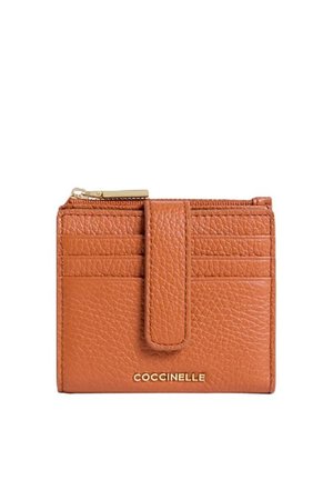 Portafoglio compatto in pelle color cuoio con molteplici scomparti per carte, una chiusura a scatto con cinturino, un comparto per monete con cerniera e logo Coccinelle dorato.