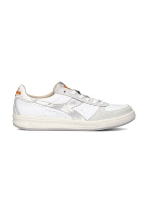 Trainers - white
