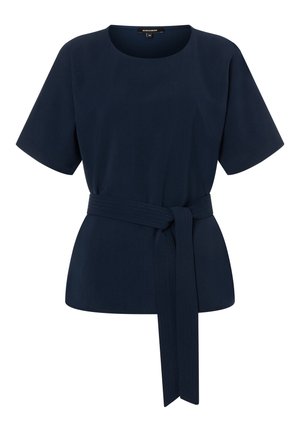 Blouse bleu marine à manches courtes avec encolure ronde et ceinture assortie en tissu nouée à la taille.