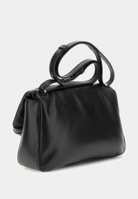 Borsa a tracolla nera in pelle con una texture morbida, forma arrotondata e manici doppi corti, caratterizzata da una leggera lucentezza e assenza di hardware visibile.