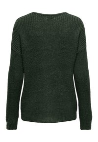 Pull en tricot vert avec une finition texturée, présentant des manches longues et un large col arrondi. Détails en côte sur les épaules et les poignets.